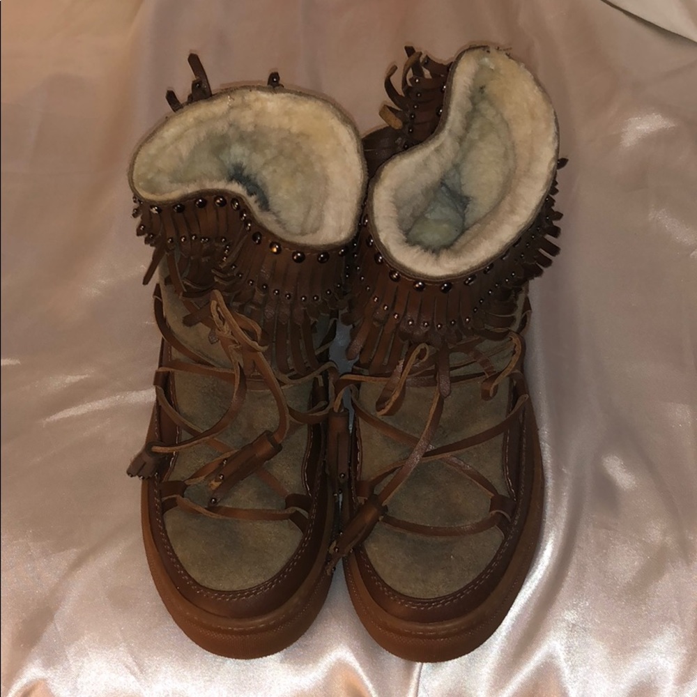 Inuikii boots. NWT